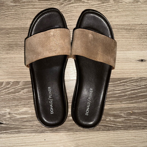 DONALD PLINER Fiji Light Bronze Distressed Metallic Thong Wedge Sandals Size 7 - Picture 2 of 8